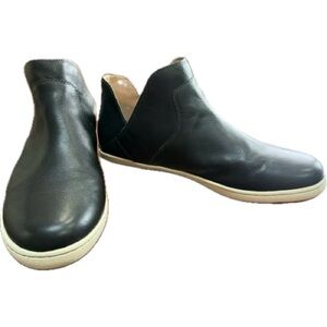 Taos ankle boots. Like new. Black. Women’s size 11